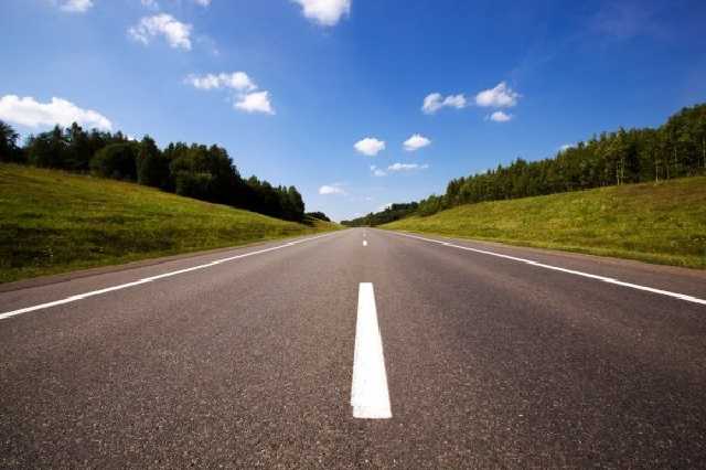 Под Киевом из фуры выпал груз и едва не раздавил Mercedes