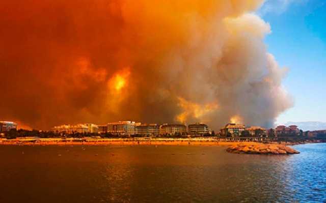 В Турции морем эвакуировали украинцев из-за пожаров: туристов попросили воздержаться от поездок