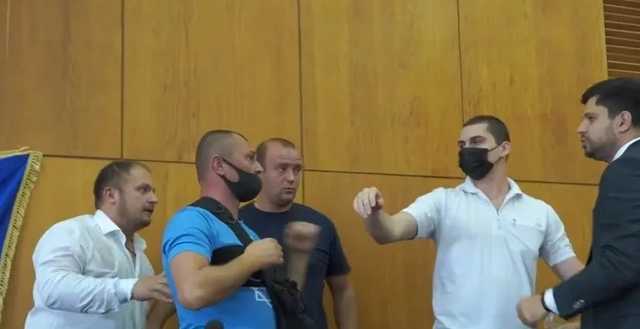 Мэр Конотопа облил нардепа Качуру водой во время заседания горсовета