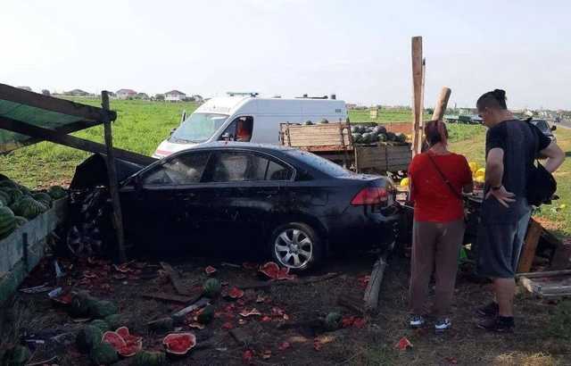 На Одесчине авто влетело в придорожную лавку с арбузами, есть пострадавший