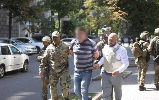 Суд начал избирать меру пресечения нападавшему на Кабмин