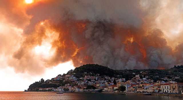 Зеленский поручил отправить 100 спасателей тушить пожары в Греции