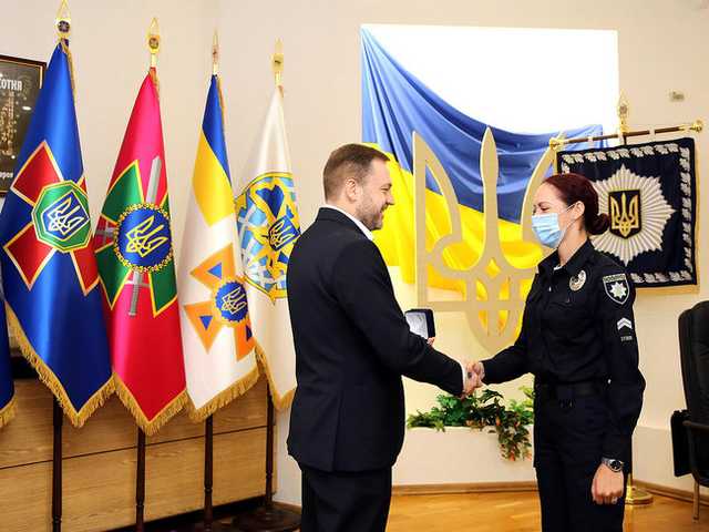 Монастырский наградил полицейских, которые спасли женщину, пытавшуюся выпрыгнуть из окна