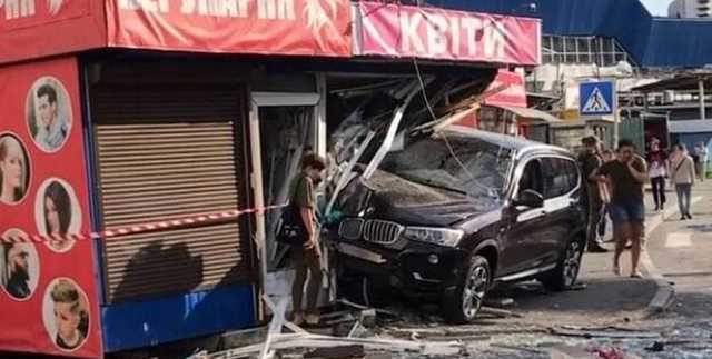 В Киеве девушка за рулем BMW влетела в ларьки