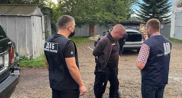 Во Львовской области офицер полиции вымогал взятки у подчиненных