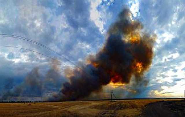 Бойовики на Донбасі підпалили поле і влаштували "феєрверк" на своїх позиціях