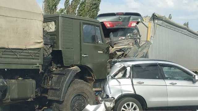 ДТП в три этапа: армейский КамАЗ и фура смяли две легковушки под Николаевом