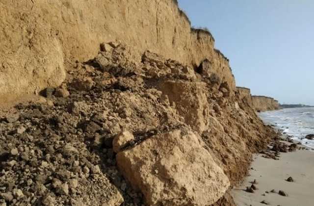 На пляжі в Кирилівці чоловіка ледь не придавило глиняною брилою