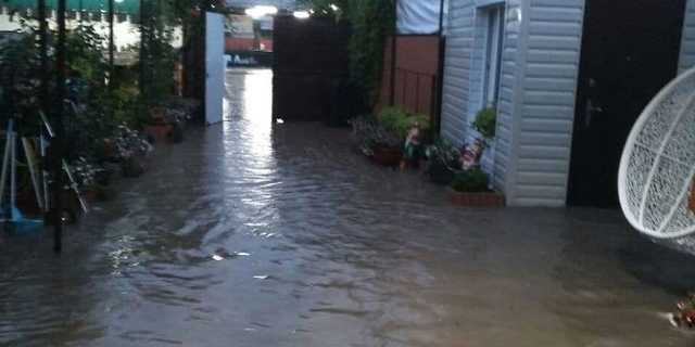 В курортной Кирилловке после мощного ливня затопило дома и дворы