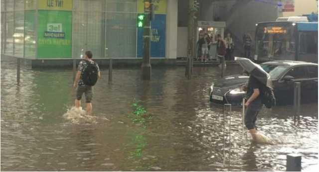 Плавали на матрасе и ловили рыбу: во что превратились улицы Днепра после ливня