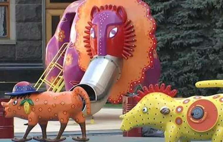 Петух в косоворотке: В Сети раскритиковали детскую площадку на Банковой