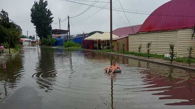 Зато медуз нет: в Геническе ливень превратил улицу в бассейн