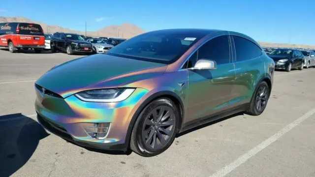 Мужчина вернул «дырявую» Tesla дилеру, а теперь кроссовер едет в Украину