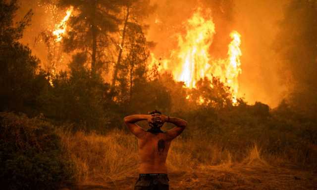 Пожары в Греции: жители Эвии спасаются бегством к морю