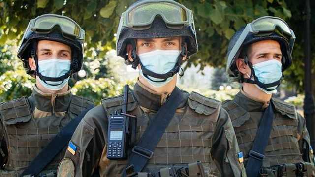 В Киеве – масштабные учения: на въезде появились блок-посты, бронетехника и кинологи