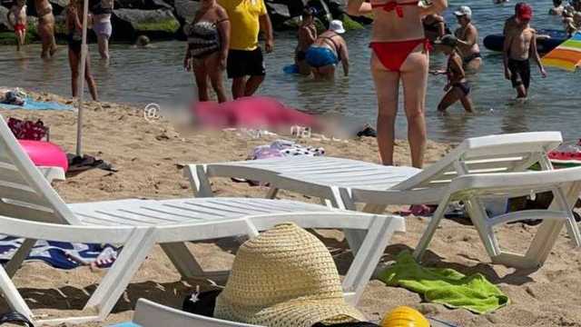 Тело накрыли и продолжили отдыхать: в Одессе на пляже снова обнаружили труп