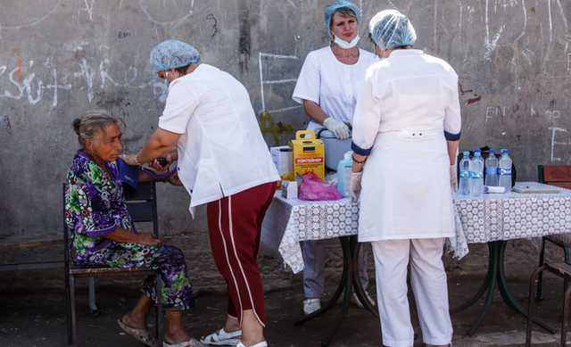 Ромов вакцинируют на Закарпатье