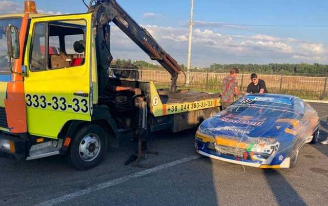 Прокуратура изъяла автомобили, которые дрифтовали на Софийской площади в Киеве