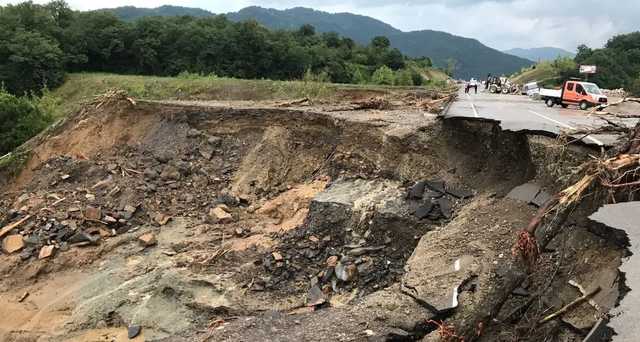 Турция оказалась под водой после сильних ливней: сохраняется угроза оползней