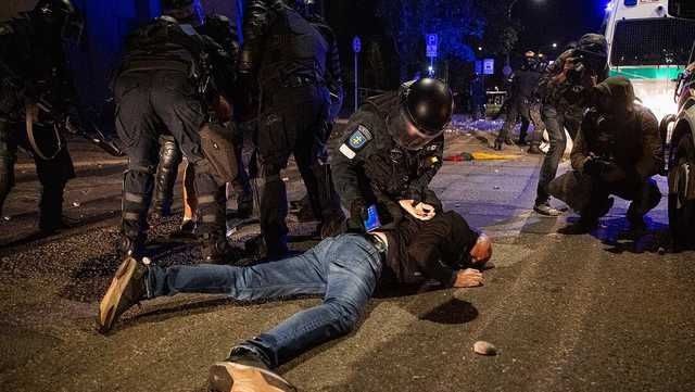 В Литве протестующие против карантина напали на депутатов, пострадали люди