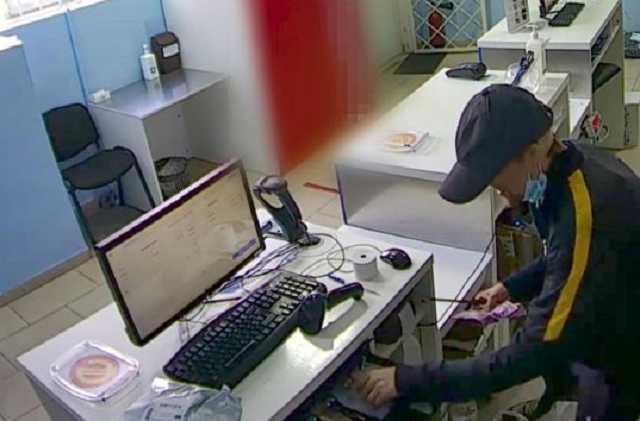 Уголовник с ножом ограбил почту в Киеве, но спрятаться не смог