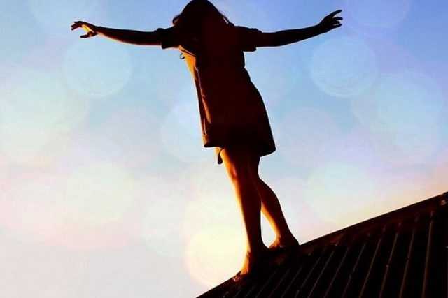 Довели друзья: в Днепре молодая девушка хотела спрыгнуть с моста