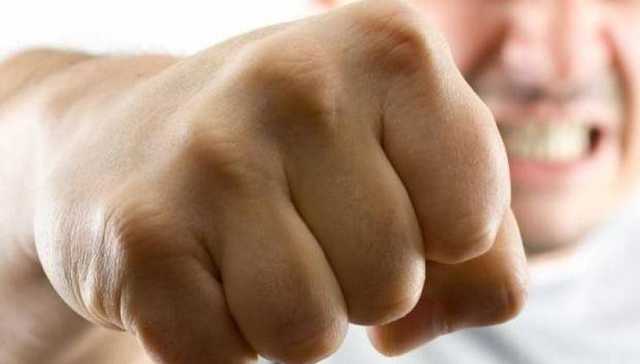 Приехали с автоматом и пистолетом: в Киеве "дружки" нетрезвого дебошира избили прохожего