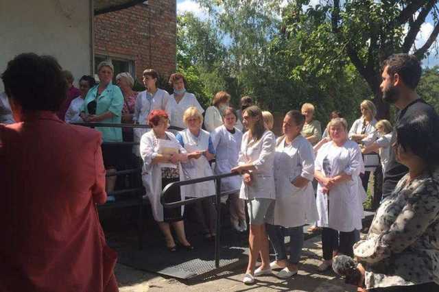 Зарабатывают меньше, чем получают: в НСЗУ объяснили, почему голодают медики