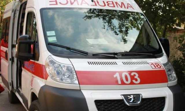 Неадекватный мужчина напал на бригаду скорой в Киеве