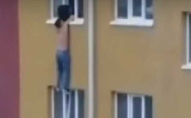 В РФ женщина удерживала до приезда спасателей выпавшего с 8 этажа сожителя