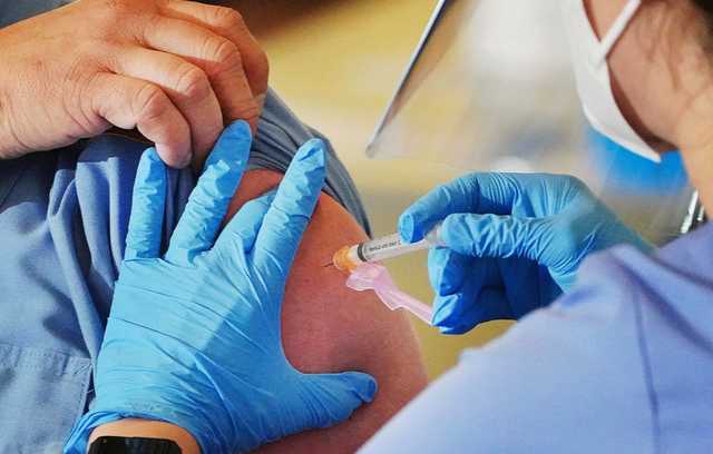 В США полностью вакцинировали от коронавируса половину населения