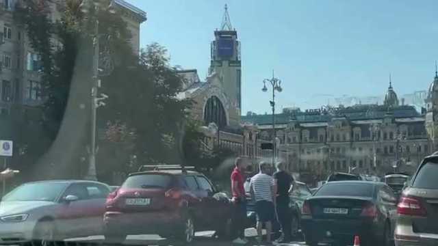 Возле КГГА Subaru стало причиной масштабного ДТП: движение на Крещатике затруднено