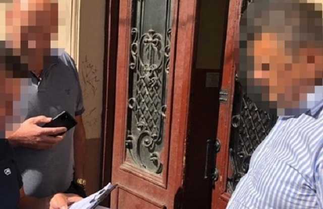 В Киеве полицейский более трех лет получал зарплату, не ходя на работу