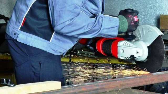 Во Львове врачи спасли мужчину, который перерезал себе шею болгаркой