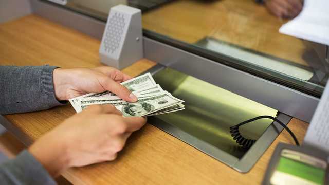 В Киеве при обмене валют клиенту подсунули 750 тысяч фальшивых гривен: детали схемы