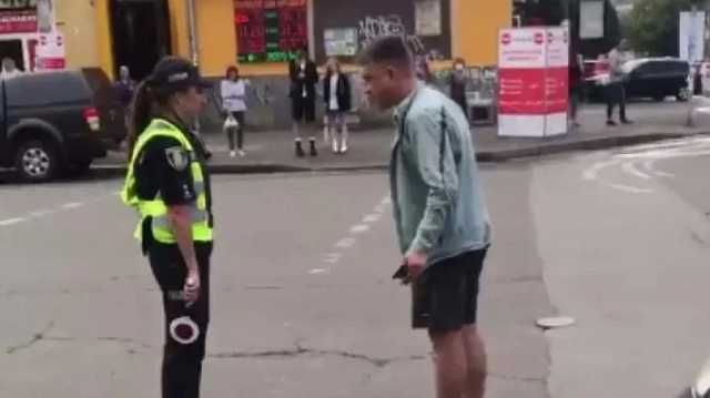Опаздывающий на поезд киевлянин обматерил полицейскую
