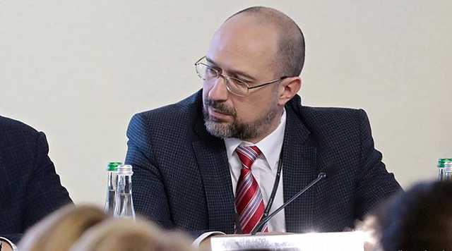 Стало известно, сколько Шмыгаль, министры и их замы заработали в июле