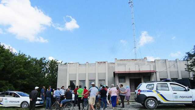 Жители села на Хмельнитчине хотели повалить вышку мобильной связи