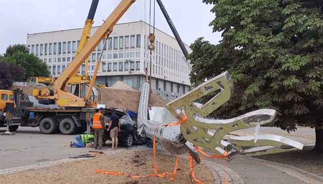 В Херсоне на авто упал флагшток, установленный ко Дню независимости