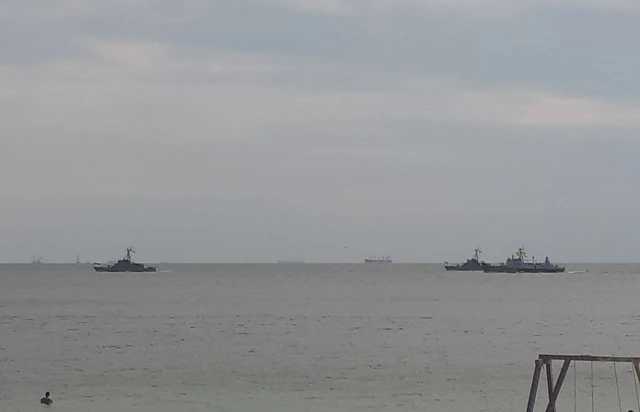 Туристы на одесских пляжах сняли на видео "парад" военных кораблей