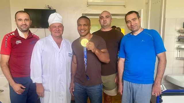 Участники Олимпиады-2020 посетили раненых украинских военных в госпитале