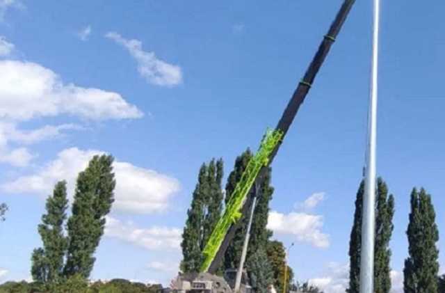 В Ужгороде наклонился 30-метровый флагшток, установленный ко Дню Независимости