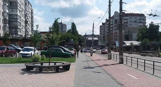 В Хмельницком велосипедист наехал на женщину, которая вышла на велодорожку