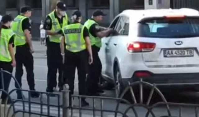В Киеве во время репетиции парада водитель специально наехал на патрульного