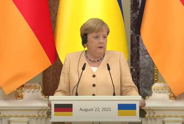 Меркель выступила за транзит газа через Украину и пригрозила РФ новыми санкциями