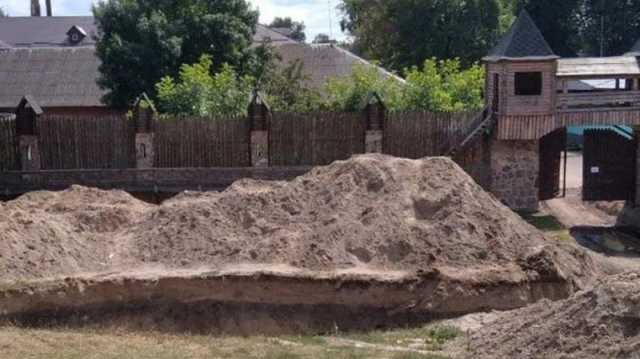 В Коростене копали котлован под флагшток, а обнаружили мамонта