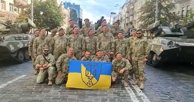 Воины "Айдара" на репетиции парада скандировали "Путин - х**ло" на Крещатике