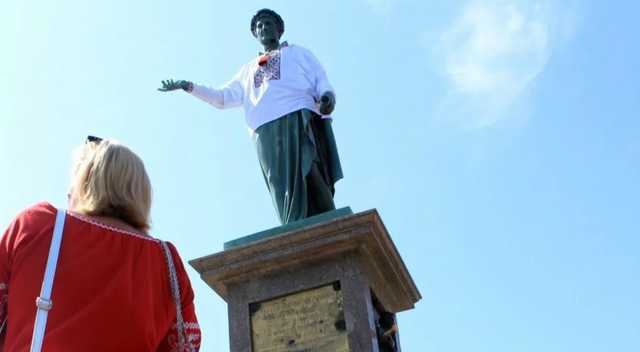 Одесского Дюка накануне Дня Независимости нарядили в вышиванку