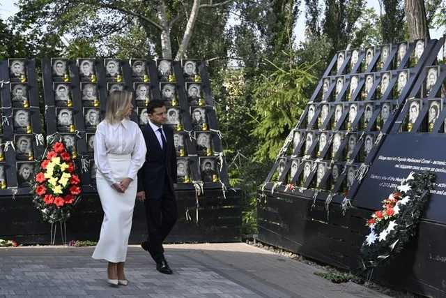 Зеленский с супругой почтили память Героев Небесной Сотни