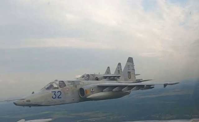 Украина празднует День Независимости: в небе над Киевом пролетела авиация